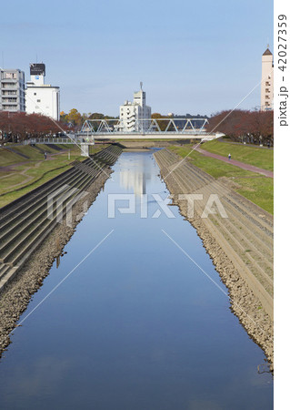 水戸市内を流れる桜川 42027359