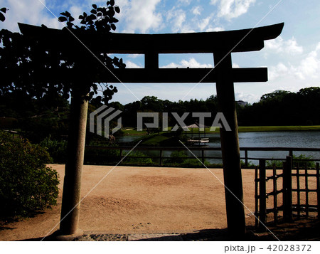 【岡山・後楽園】鳥居と庭園 42028372