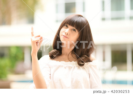若い女性　上半身　人差し指上 42030253
