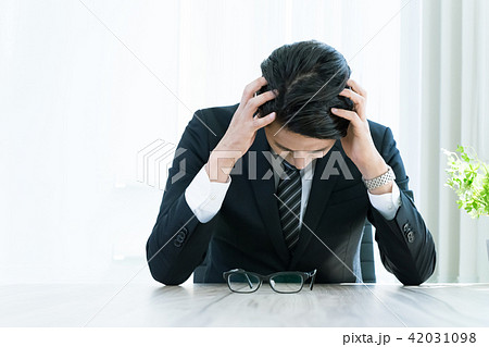 苦悩するビジネスマン 42031098