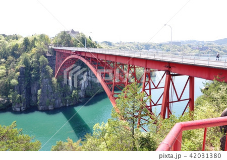 木曽川に架かる恵那峡大橋 42031380