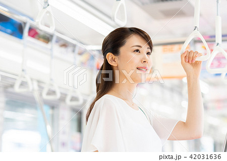 ビジネスウーマン（電車）　撮影協力「京王電鉄株式会社」 42031636