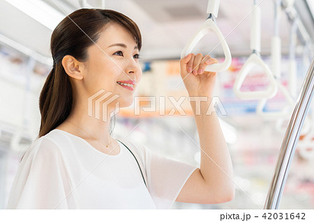 ビジネスウーマン（電車）　撮影協力「京王電鉄株式会社」 42031642