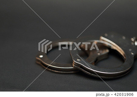 手錠 (事件 事故 逮捕 捕獲 黒 ブラック 暗い セキュリティ 悪い 詐欺 拘束 施錠) 42031906