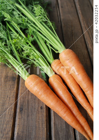 北海道産の新鮮な葉付にんじん 北海道産の新鮮な葉付にんじん 42032254