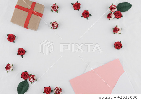 Brown gift box and pink card in white envelop Brown gift box and pink card in white envelop 42033080