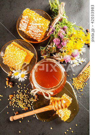 Honey jar and dipper 42033983