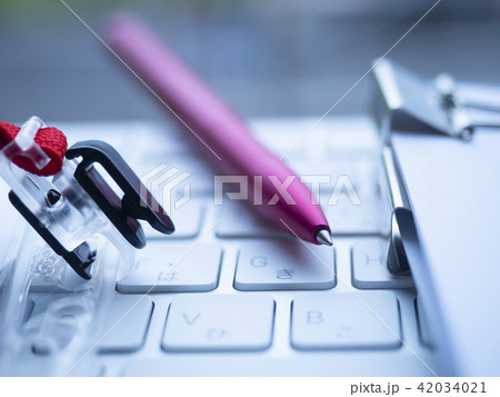 ビジネスイメージ・書類・キーボード・IDカード・W 42034021