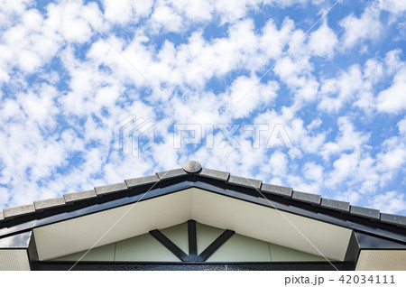 秋空の下の家の屋根 秋空の下の家の屋根 42034111