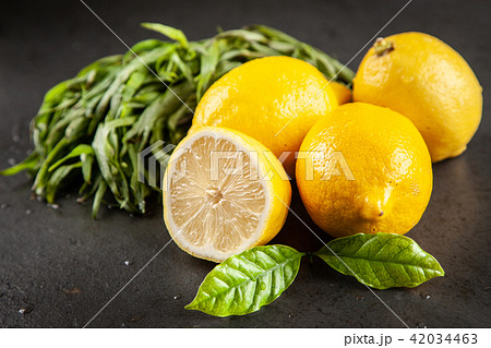 Tarragon lemonade drink 42034463