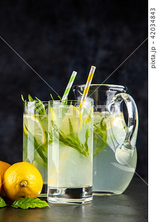Tarragon lemonade drink 42034843