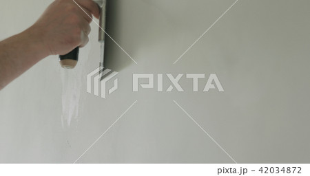 closeup worker applying decorative concrete plaster on the wall 42034872