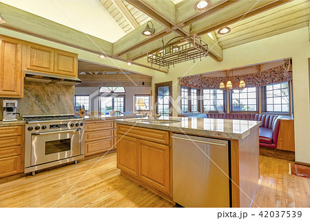 Bright, open kitchen with vaulted ceilings Bright, open kitchen with vaulted ceilings 42037539