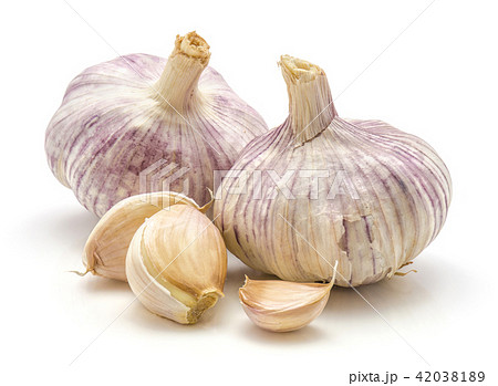 Common garlic isolated on white Common garlic isolated on white 42038189