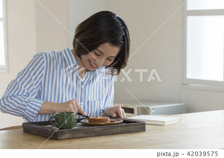 女性　ライフスタイル　休日 42039575