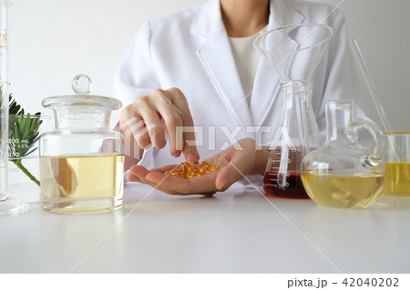 doctor woman scientist making herbal medicine 42040202