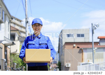 荷物を運ぶ女性配達員 荷物を運ぶ女性配達員 42040347
