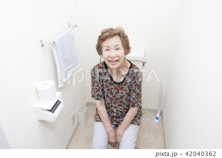 便座に座って微笑む女性 42040362