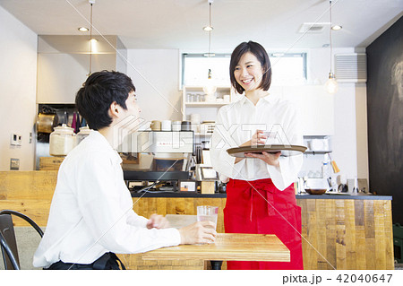 カフェで働く女性 カフェで働く女性 42040647