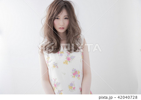 ゆるふわセミロングヘアー 日本人 ヘアスタイルの写真素材