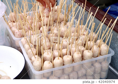 Fresh sausages skewer bamboo Fresh sausages skewer bamboo 42040974