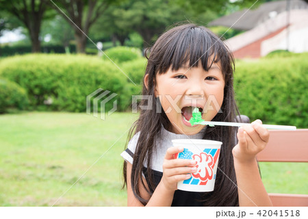 かき氷を食べる女の子の写真素材