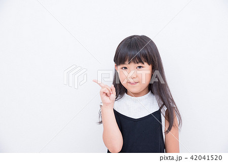 お勧めポーズをする小学生の女の子 42041520