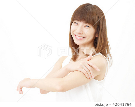 乳液を塗る女性 42041764