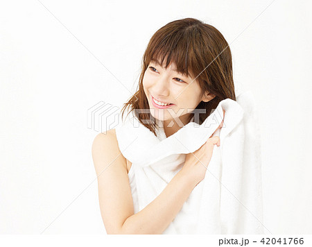 お風呂上がりに髪を拭く女性の写真素材