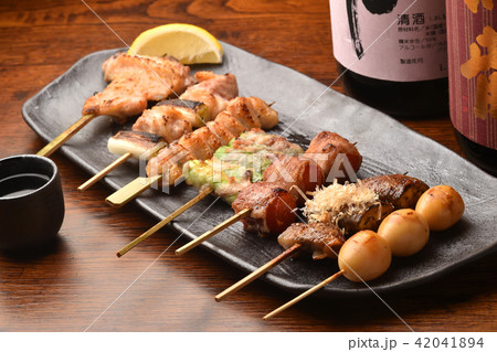 焼き鳥盛り合わせ　居酒屋料理 42041894
