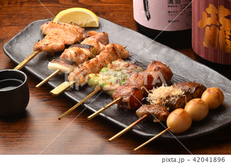 焼き鳥盛り合わせ　居酒屋料理 42041896