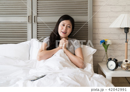 woman saw the delicious food shown on the TV 42042991