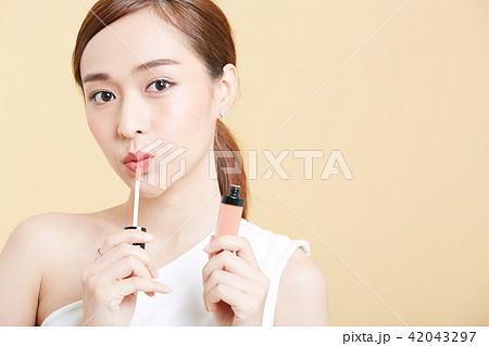 女性　ビューティーシリーズ　カラーバック　メイク 42043297