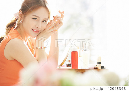 女性　ドレスアップ 42043348