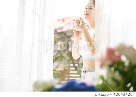 女性　リラックス 42043426