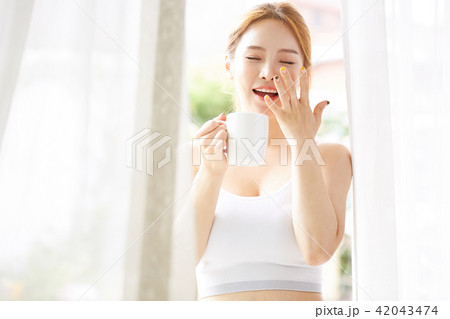 女性　リラックス 42043474