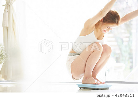 女性　ビューティーイメージ　ダイエット 42043511
