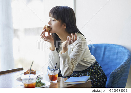 カフェでくつろぐ女性 カフェでくつろぐ女性 42043891