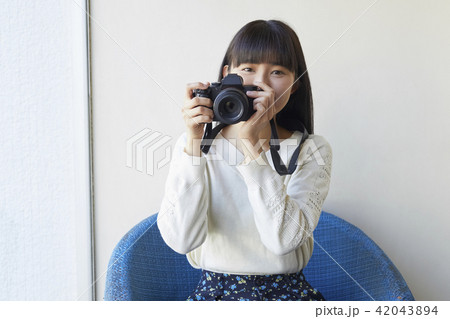 カメラを持つ女性の写真素材 4434