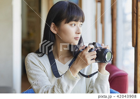 カメラを持つ女性の写真素材