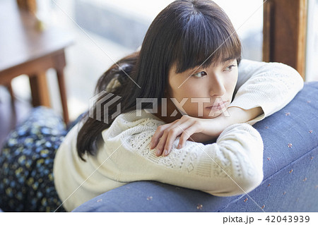 カフェでくつろぐ女性 カフェでくつろぐ女性 42043939