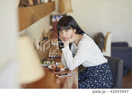 カフェでくつろぐ女性 42043947