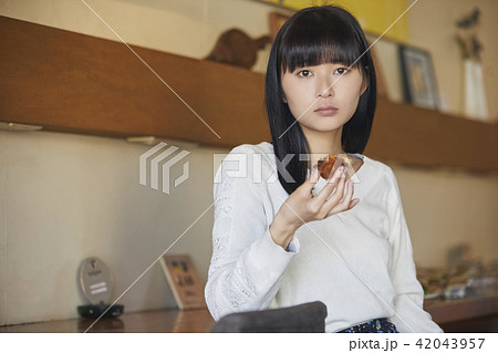 カフェでくつろぐ女性 42043957