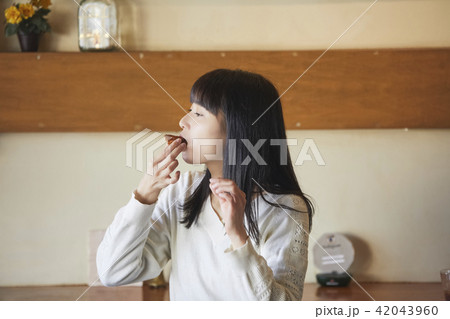 カフェでくつろぐ女性 カフェでくつろぐ女性 42043960