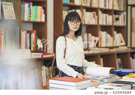 本屋にいる女性 ポートレートの写真素材