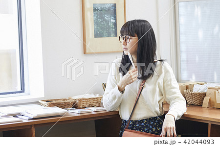 本屋にいる女性 ポートレート 本屋にいる女性 ポートレート 42044093