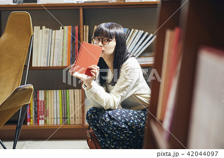 本屋にいる女性 ポートレート 本屋にいる女性 ポートレート 42044097