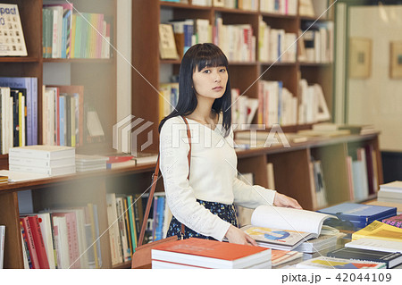 本屋にいる女性の写真素材