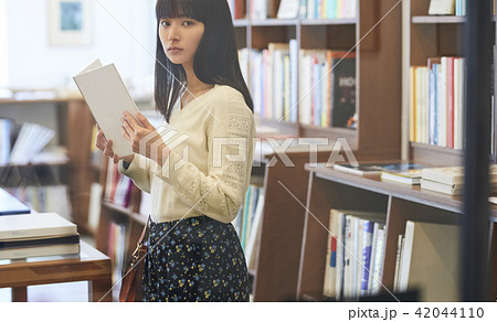 本屋にいる女性の写真素材