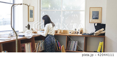 本屋にいる女性 42044111